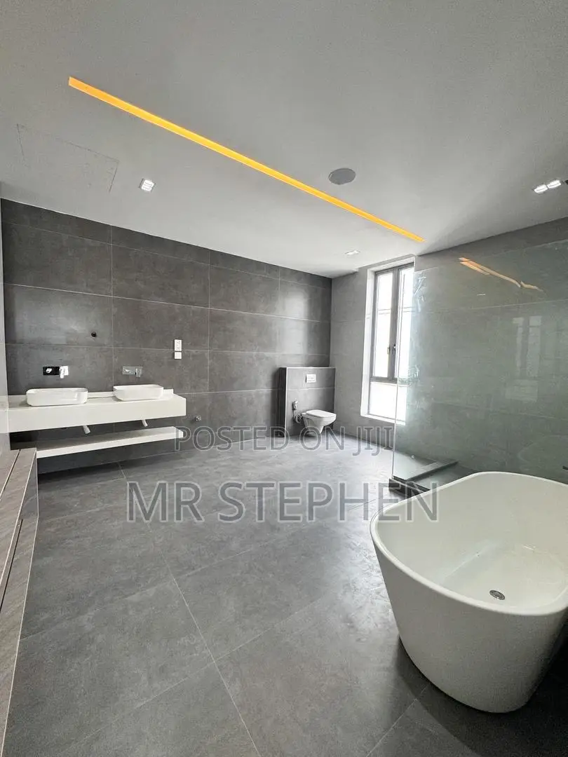 5bdrm Duplex in Banana Island for sale