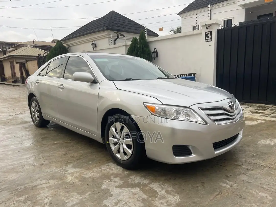 Toyota Camry LE 4dr Sedan (2.5L 4cyl 6AM) 2010 Silver