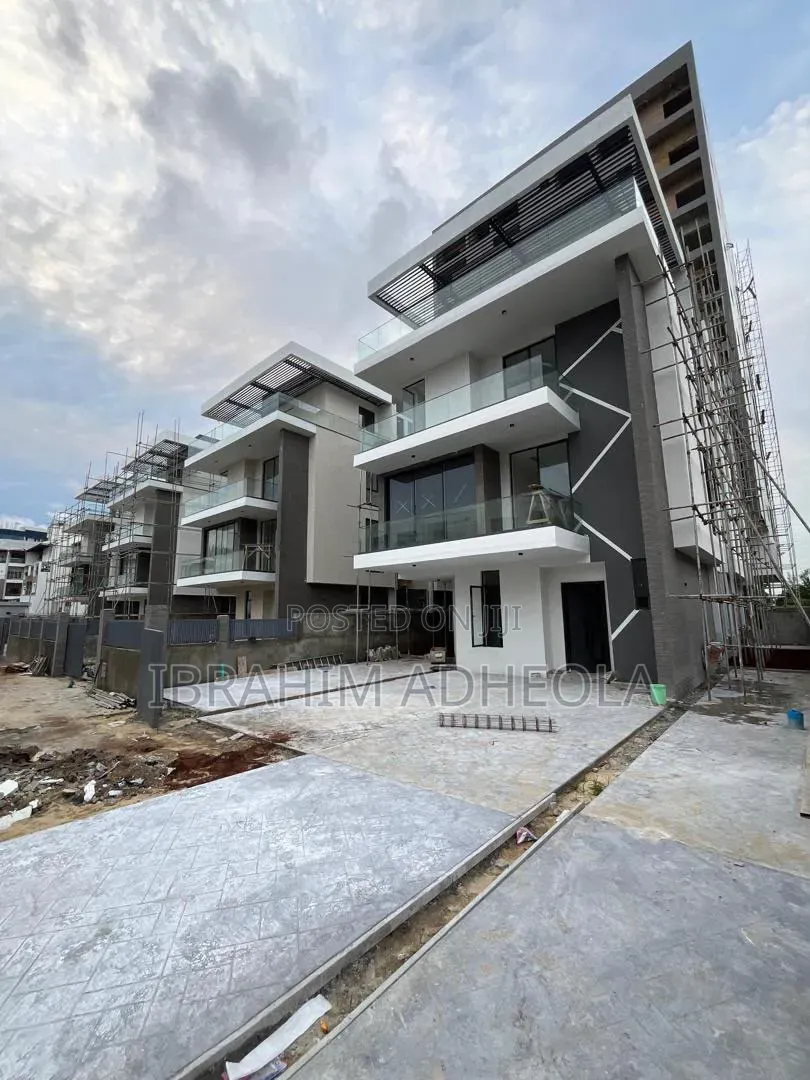 5bdrm Duplex in Banana Island for sale