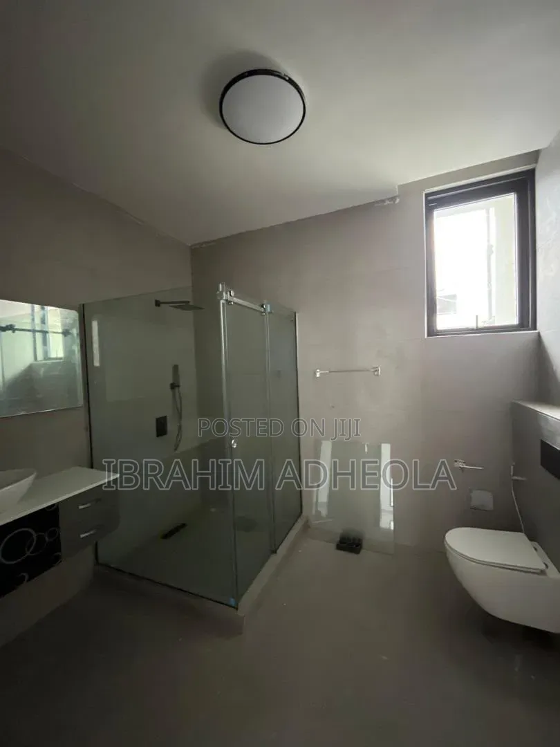 5bdrm Duplex in Banana Island for sale
