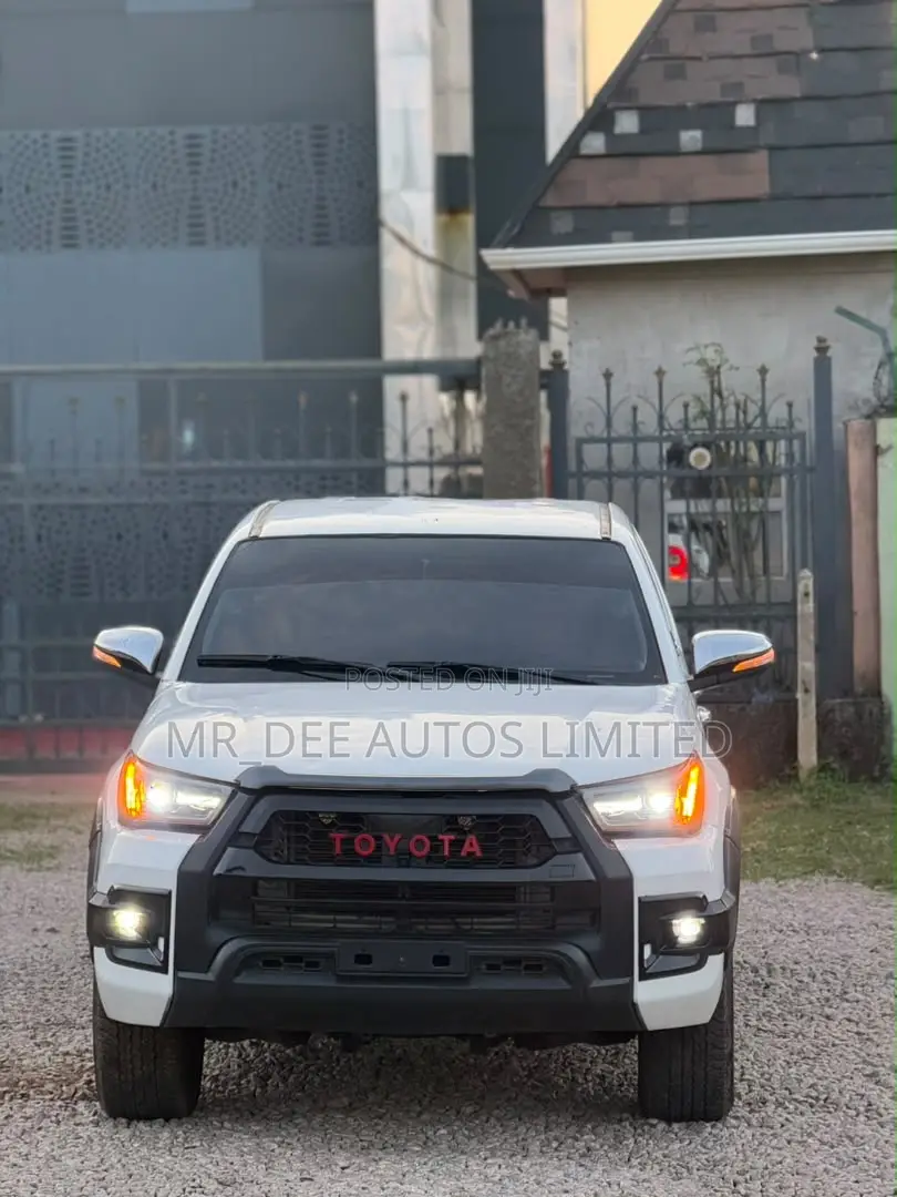 Toyota Hilux 2024 White