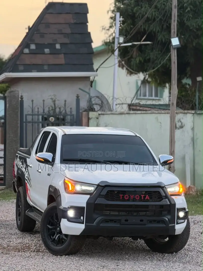 Toyota Hilux 2024 White