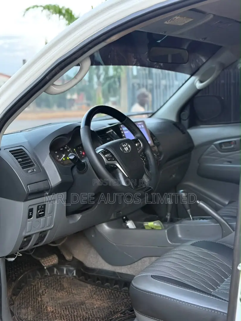 Toyota Hilux 2024 White
