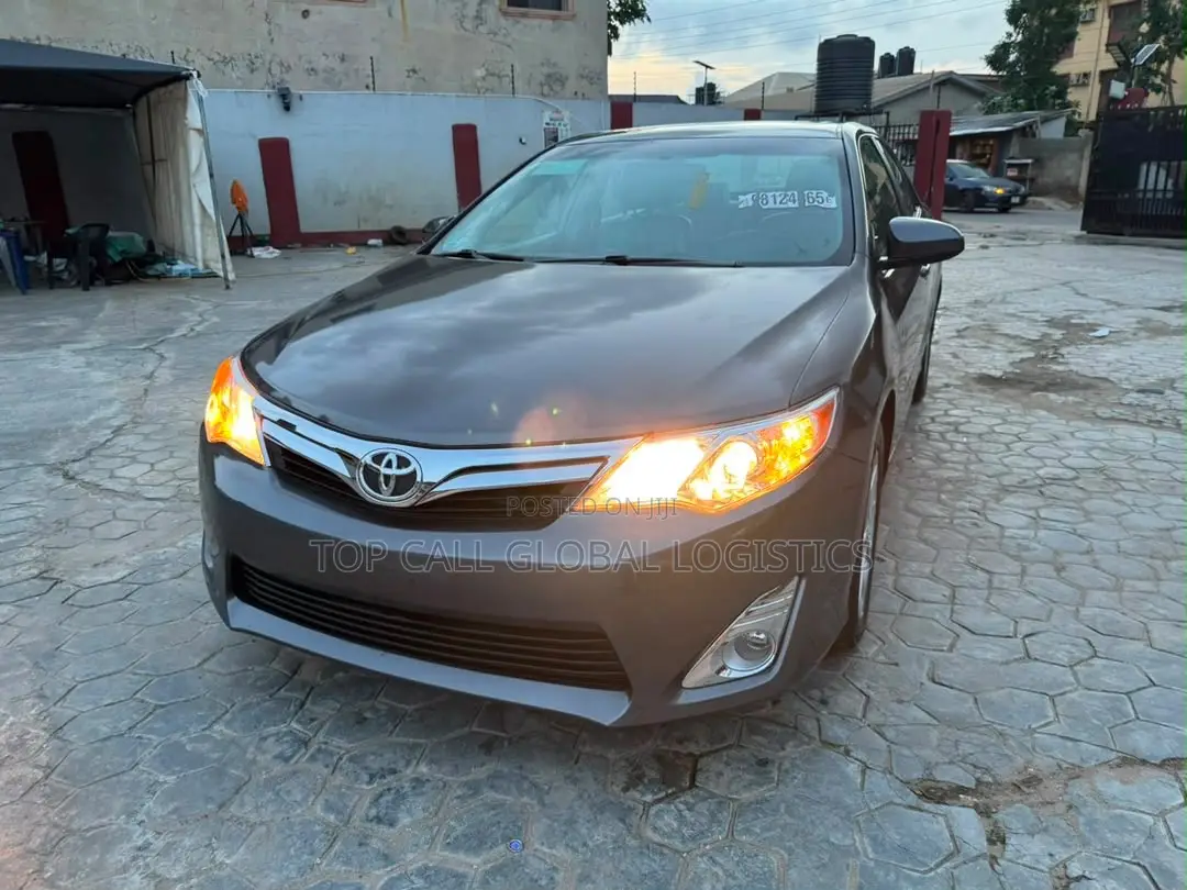 Toyota Camry XLE 4dr Sedan (2.5L 4cyl 6A) 2014 Gray