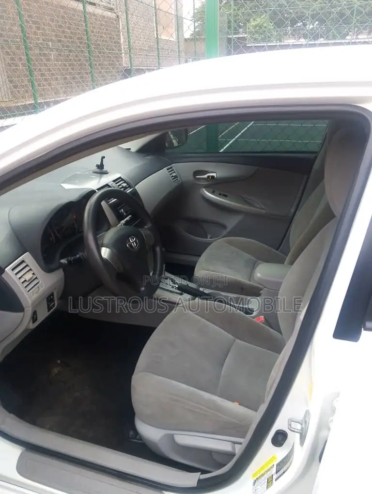 Toyota Corolla LE 4dr Sedan (1.8L 4cyl 4A) 2011 White
