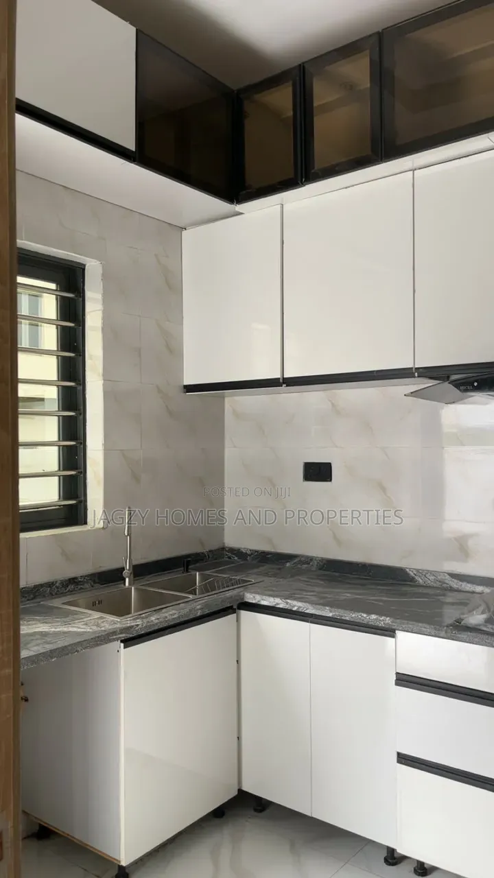 2bdrm Apartment in Lekki Phase 1 for sale