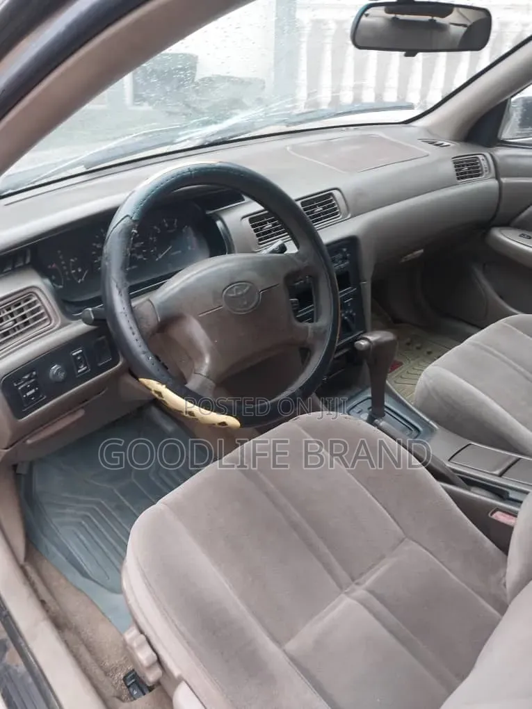 Toyota Camry LE 4dr Sedan (2.2L 4cyl 4A) 2000 Gold