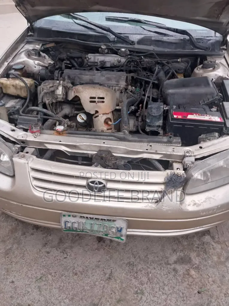 Toyota Camry LE 4dr Sedan (2.2L 4cyl 4A) 2000 Gold