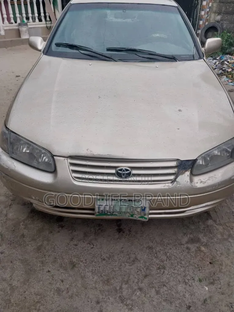 Toyota Camry LE 4dr Sedan (2.2L 4cyl 4A) 2000 Gold