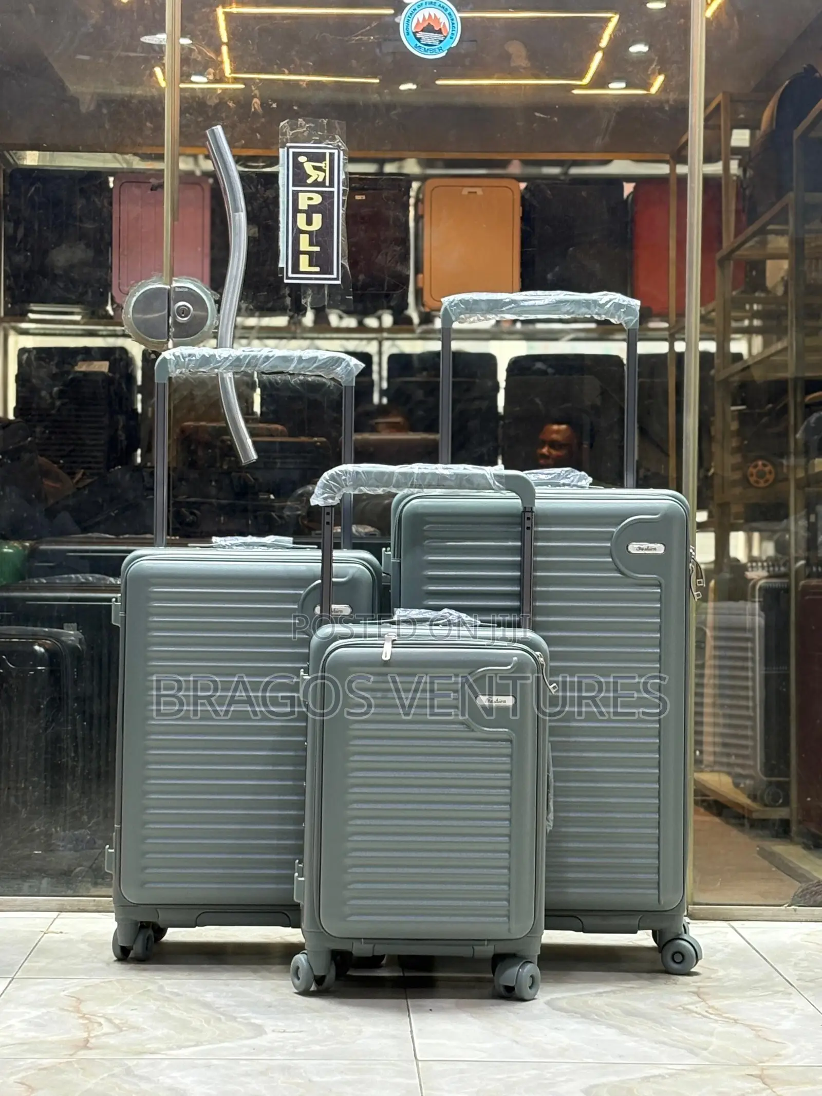 Quality Set of 3pcs Wide Pole Fashion Boxes / Luggage