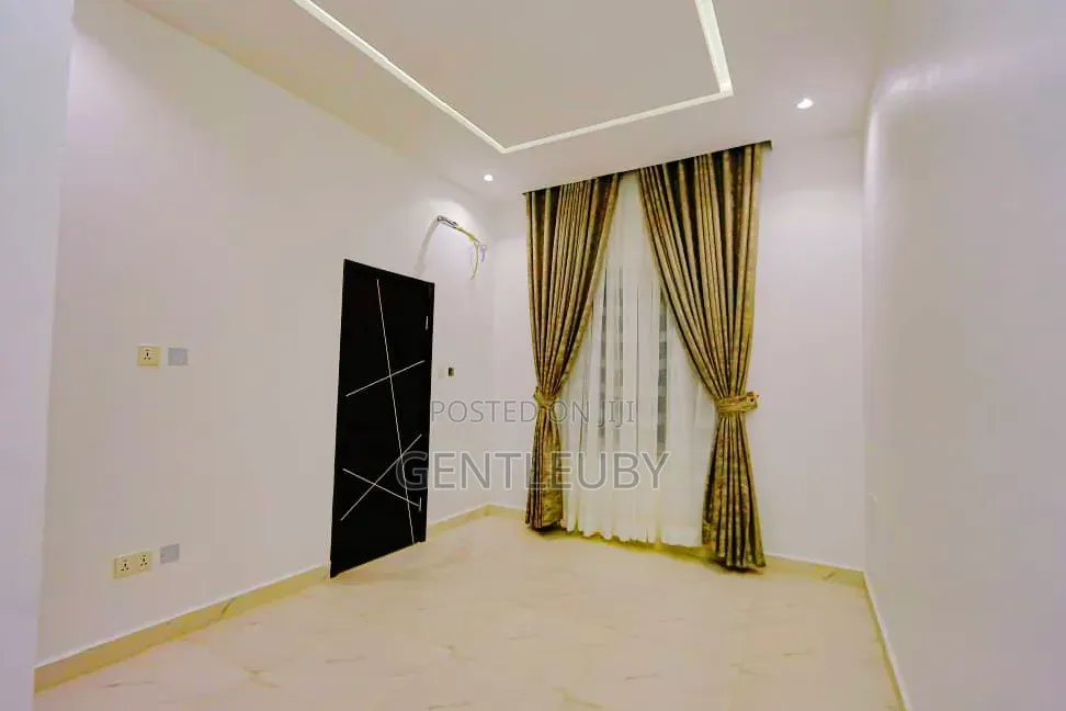 2bdrm Apartment in Ologolo Rd, Lekki Phase 1 for sale