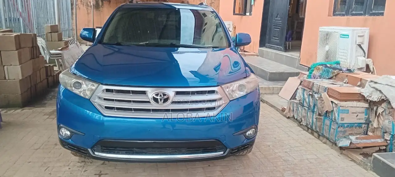 Toyota Highlander SE 2012 Blue