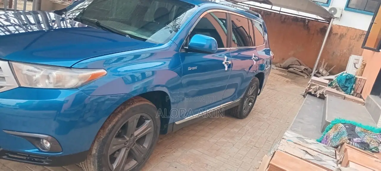 Toyota Highlander SE 2012 Blue