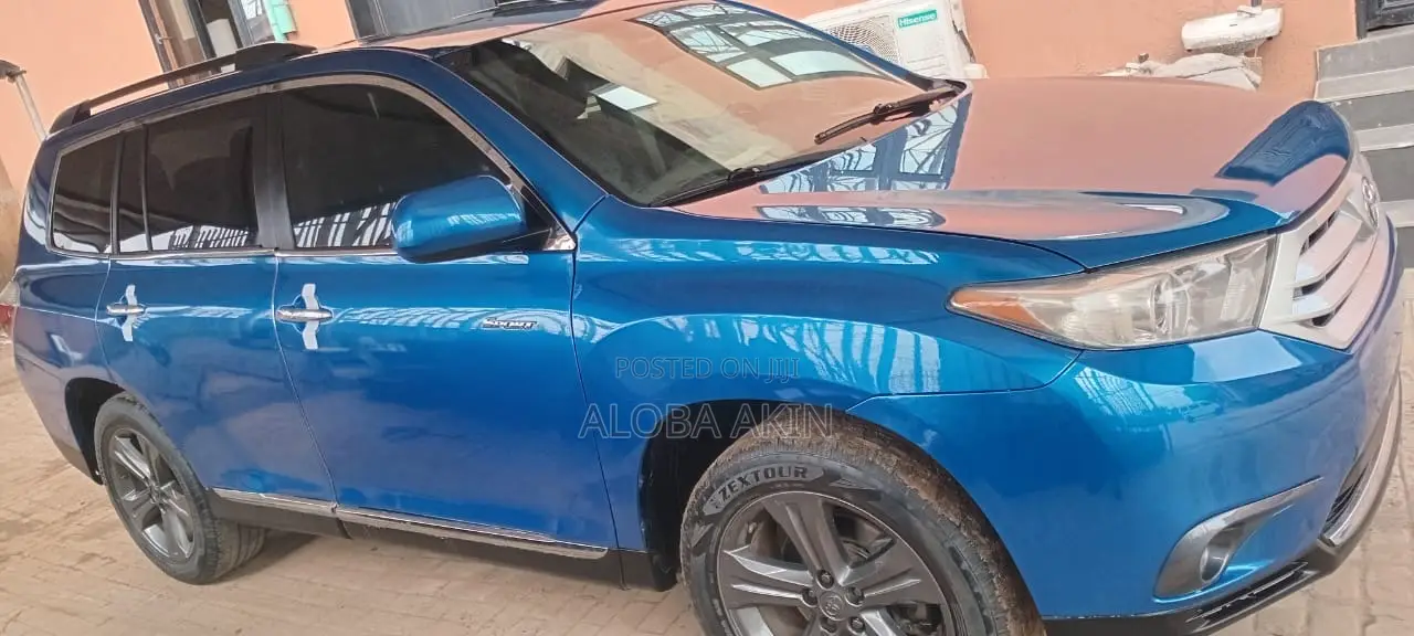 Toyota Highlander SE 2012 Blue