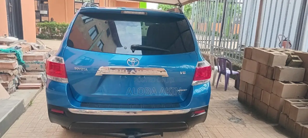 Toyota Highlander SE 2012 Blue