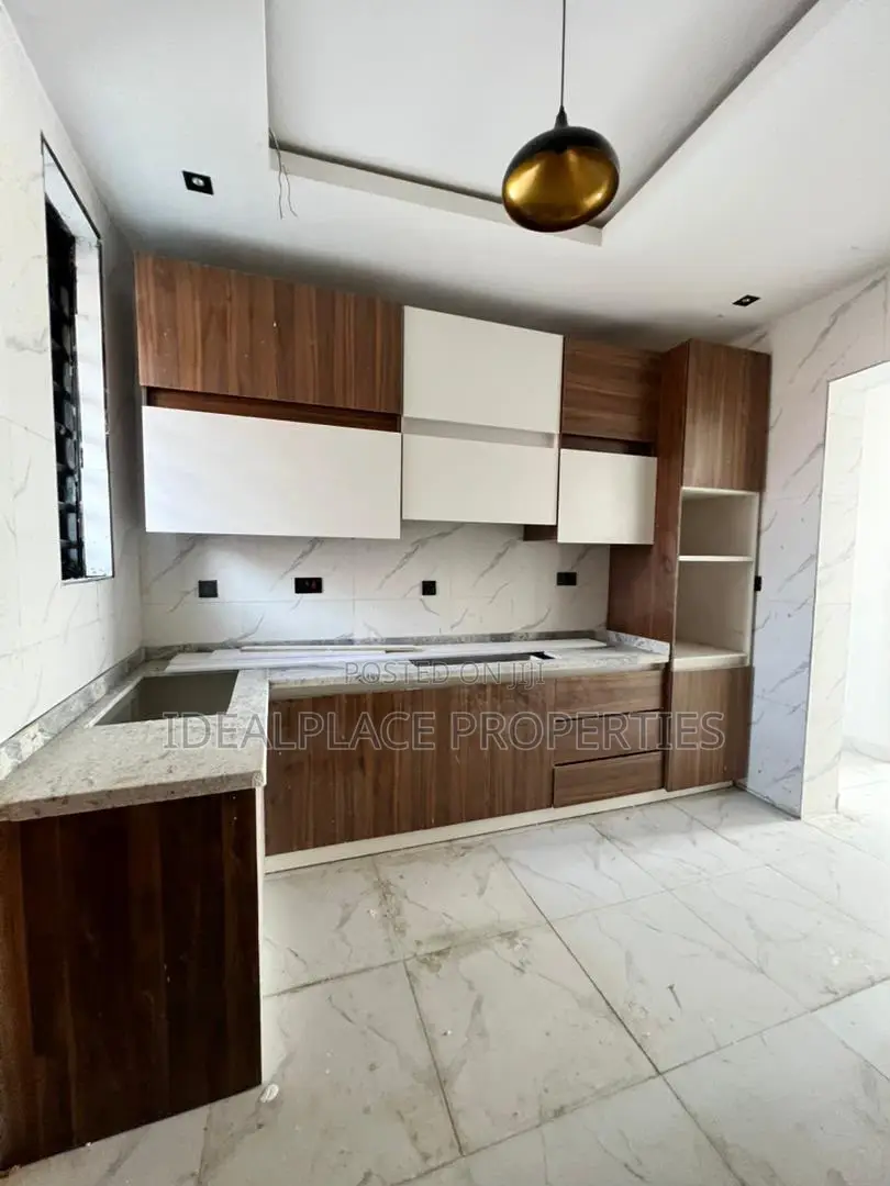 5bdrm Duplex in Osapa london for sale
