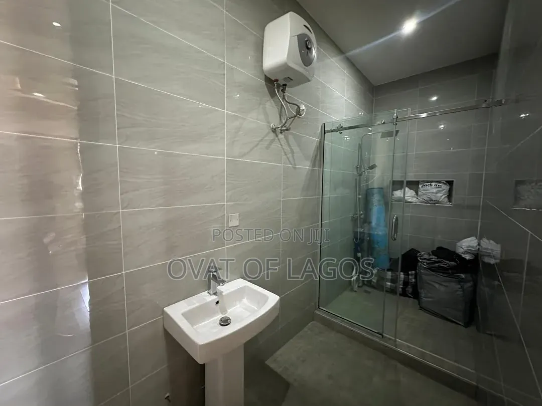 2bdrm Apartment in Lekki Phase 1 for rent