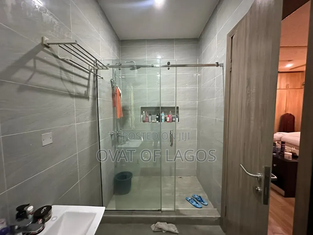 2bdrm Apartment in Lekki Phase 1 for rent