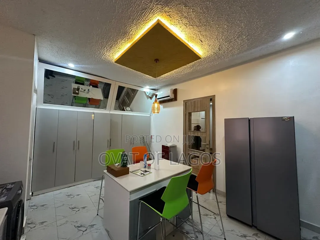 2bdrm Apartment in Lekki Phase 1 for rent