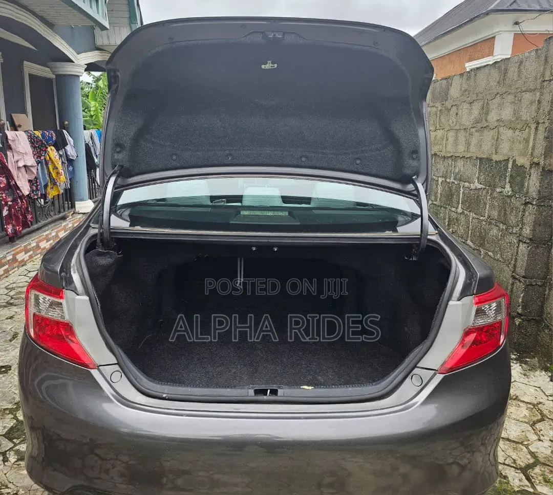 Toyota Camry LE 4dr Sedan (2.5L 4cyl 6A) 2014 Gray