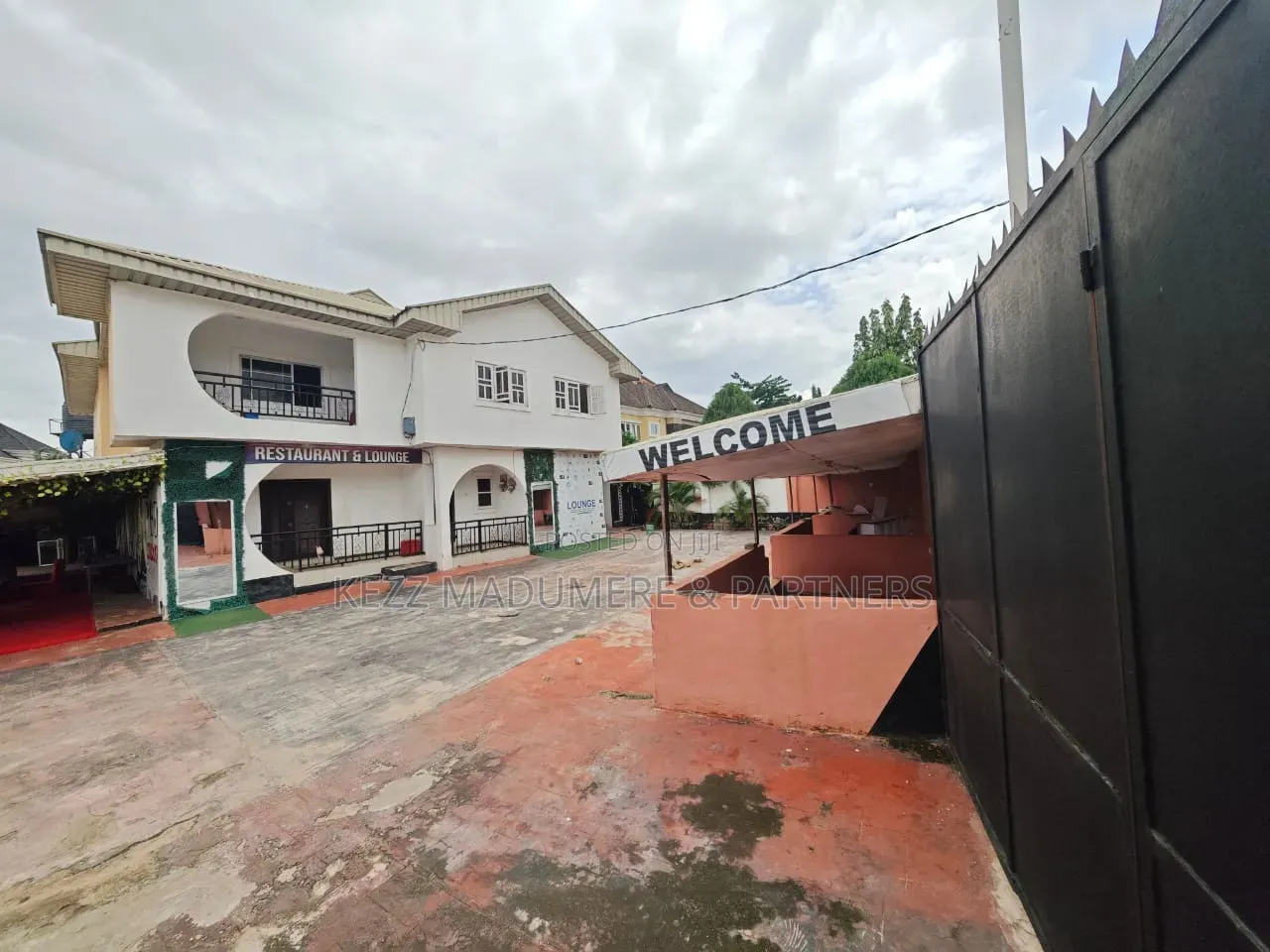 5bdrm Duplex in Dbs Road, Oshimili for rent