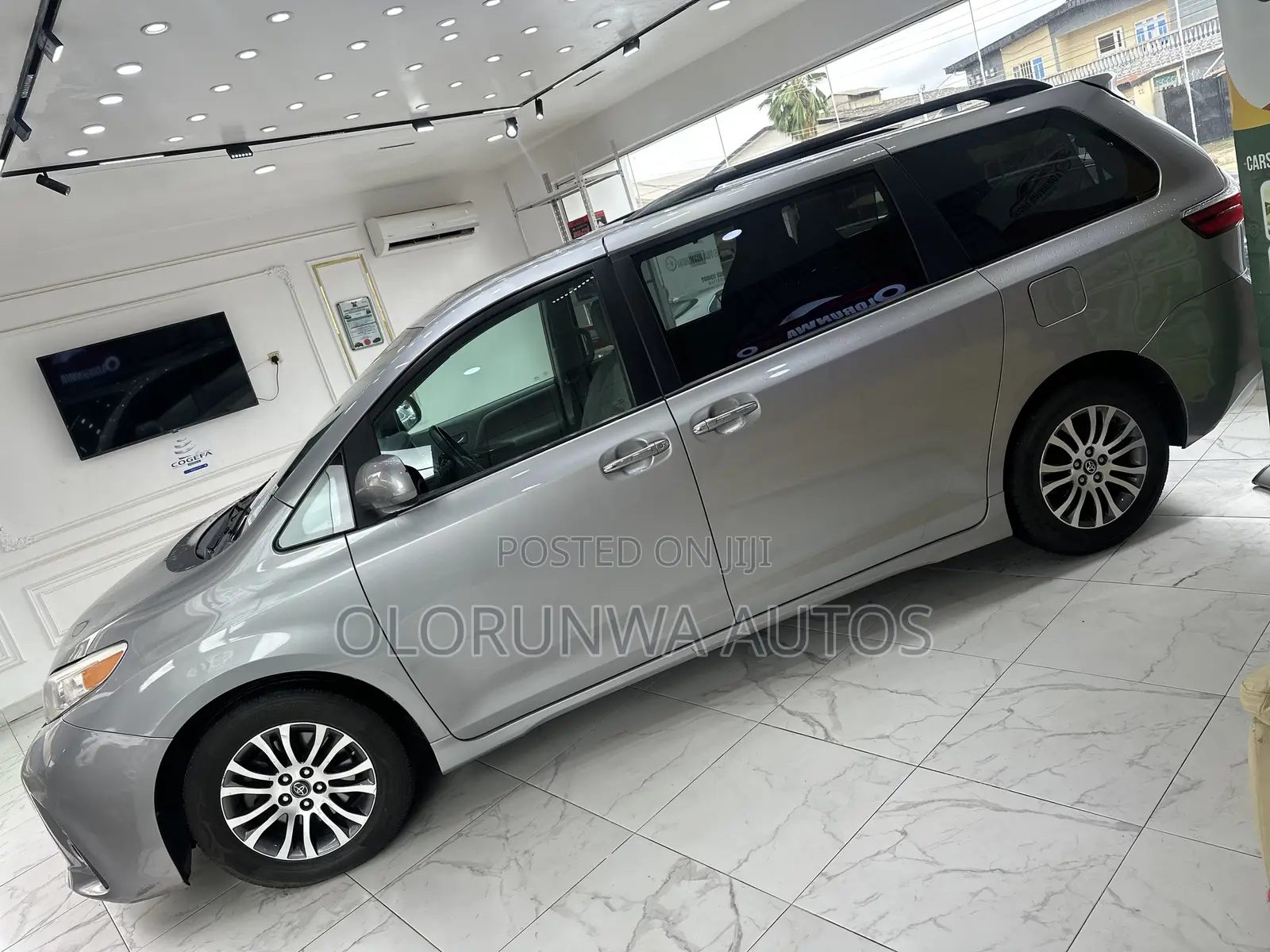 Toyota Sienna XLE (3.5L 6cyl 8A) 2018 Blue