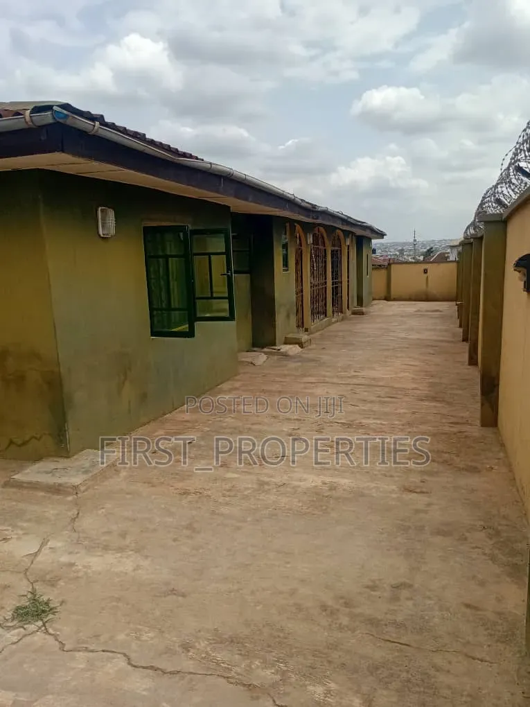 Furnished 8bdrm Block of Flats in Oluwo New Ife Road for sale