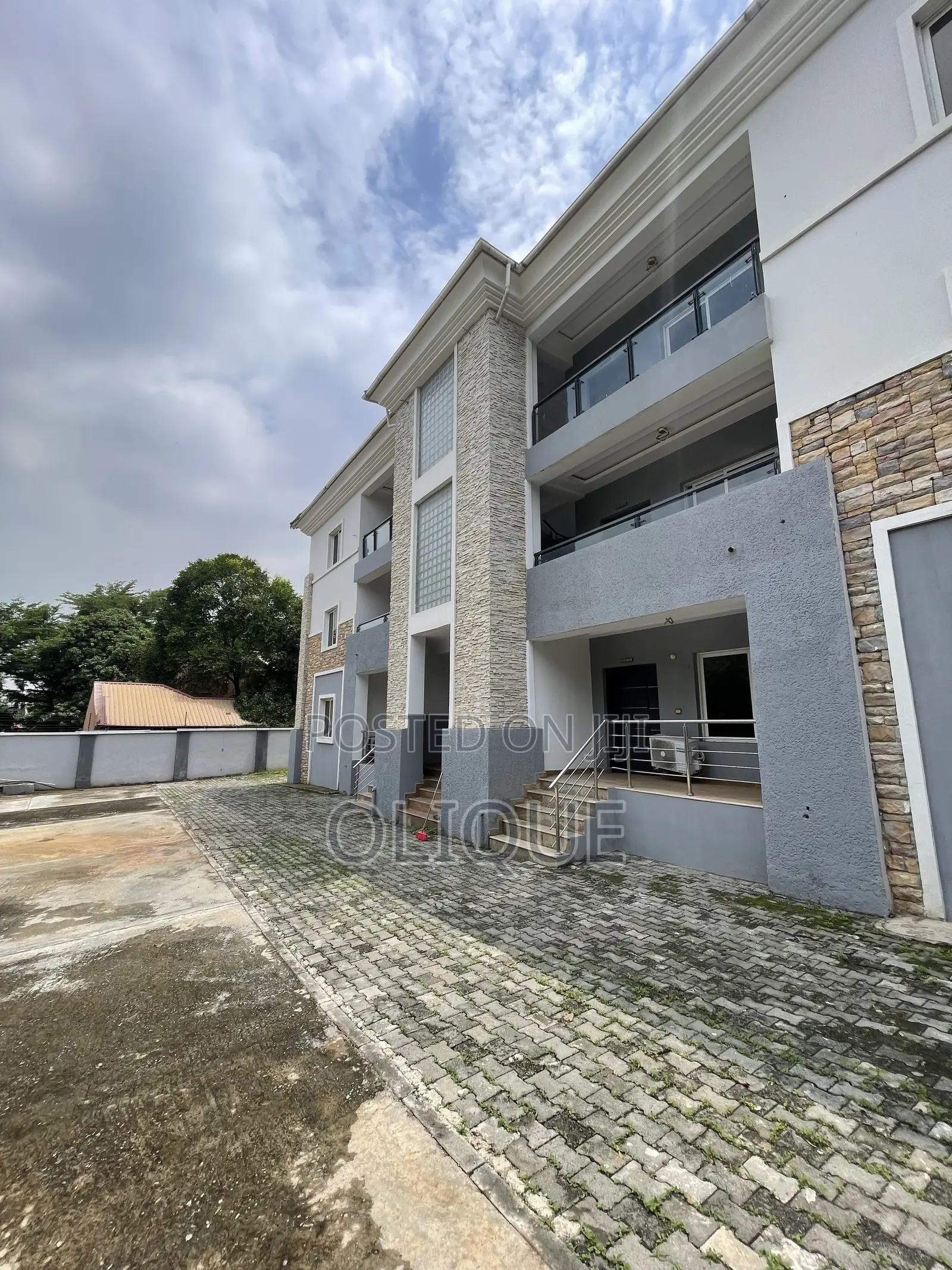 18bdrm Block of Flats in Maitama for rent