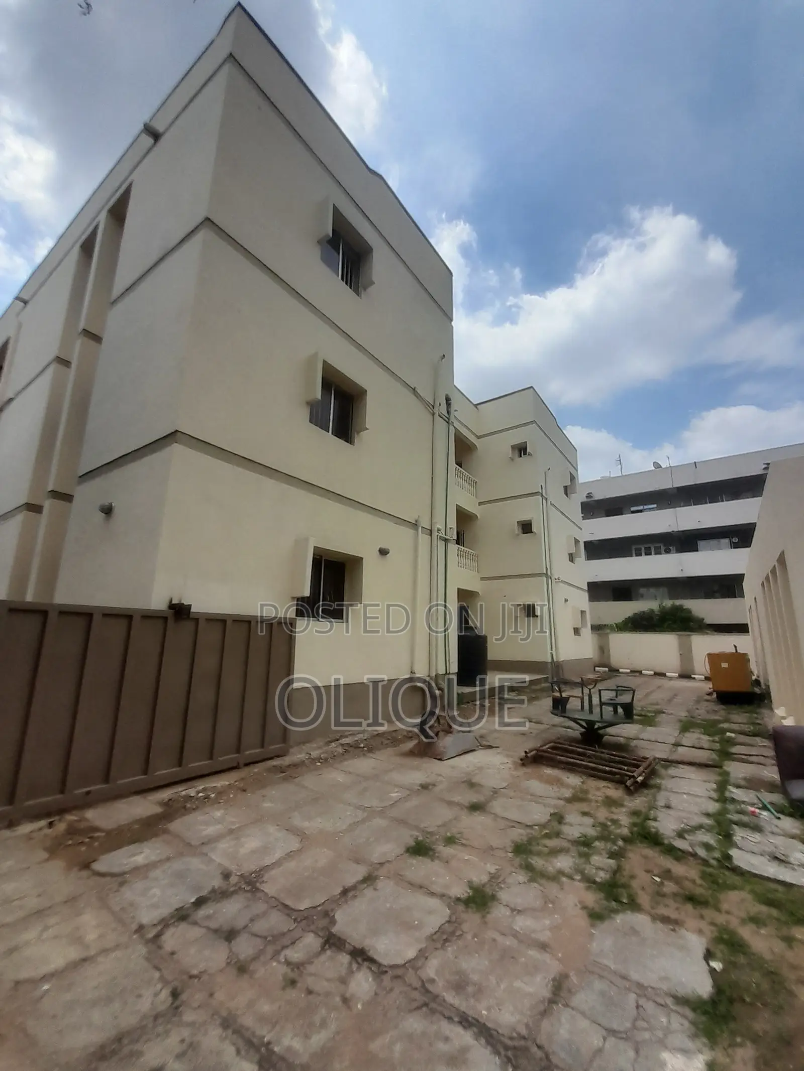 20bdrm Block of Flats in Wuse 2 for rent