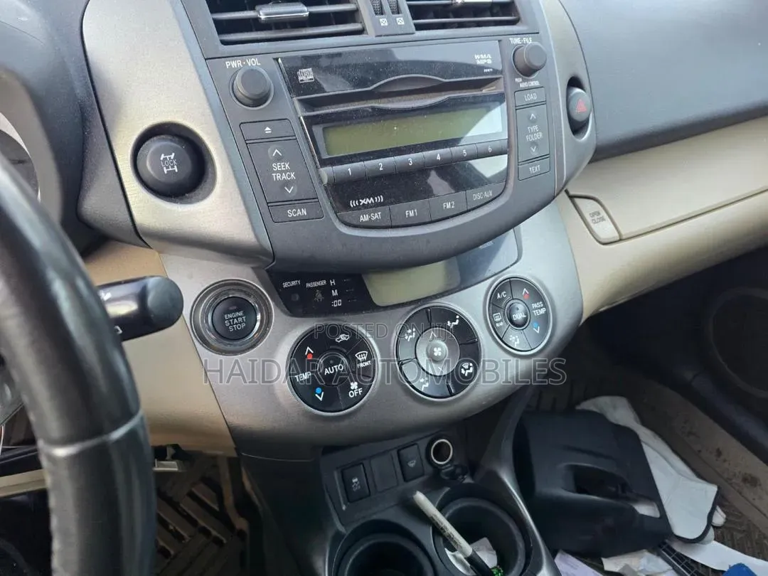 Toyota RAV4 2010 Gold