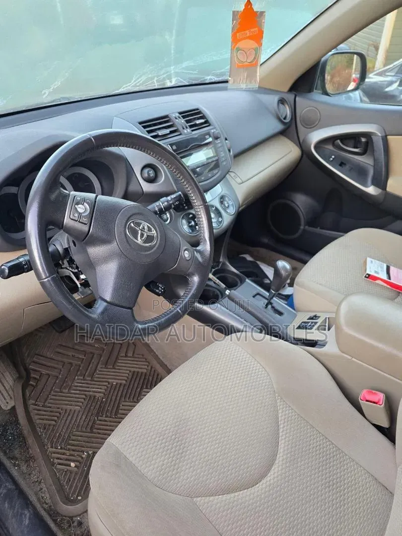 Toyota RAV4 2010 Gold