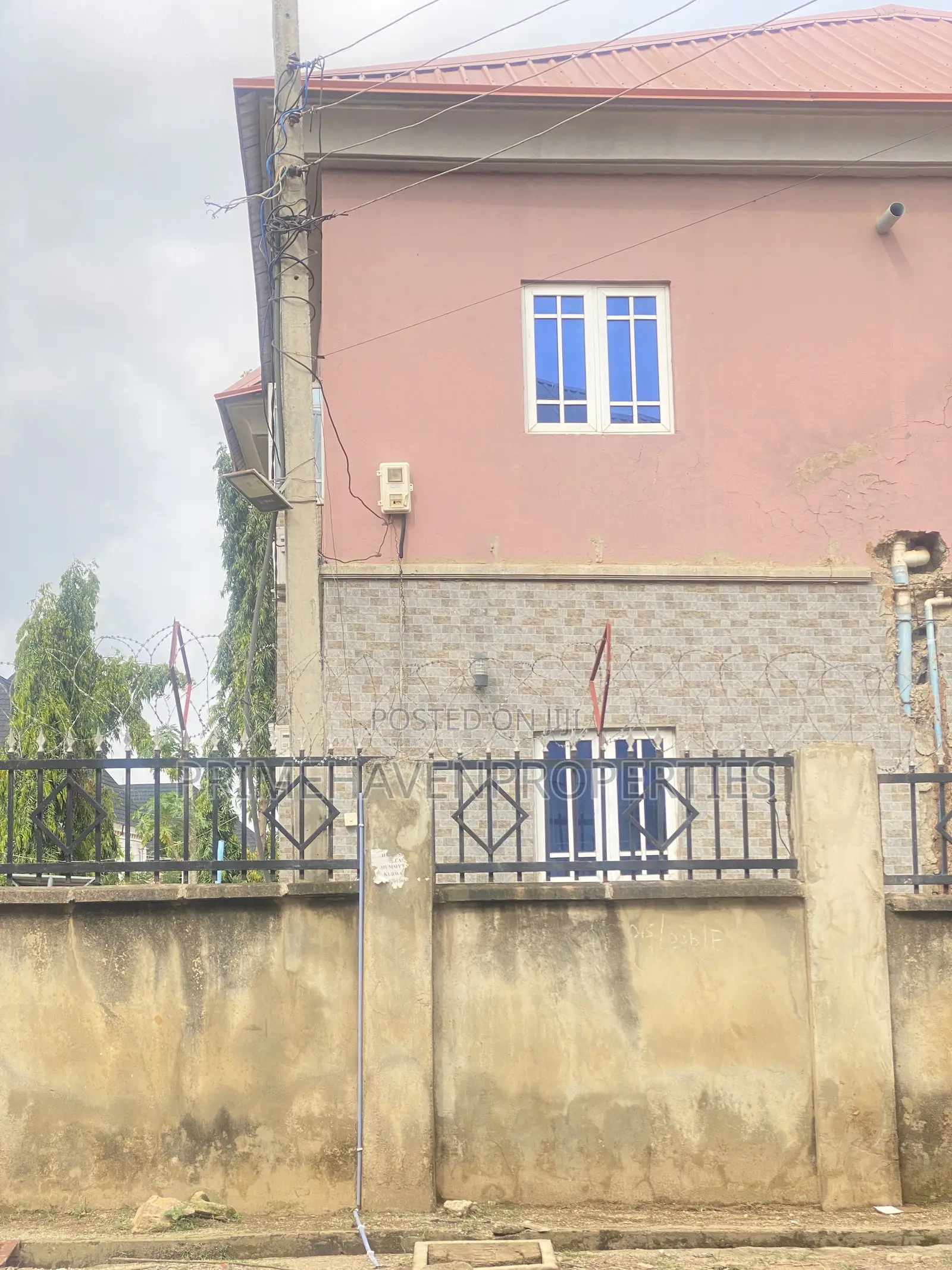 8bdrm Apartment in Kubwa for sale