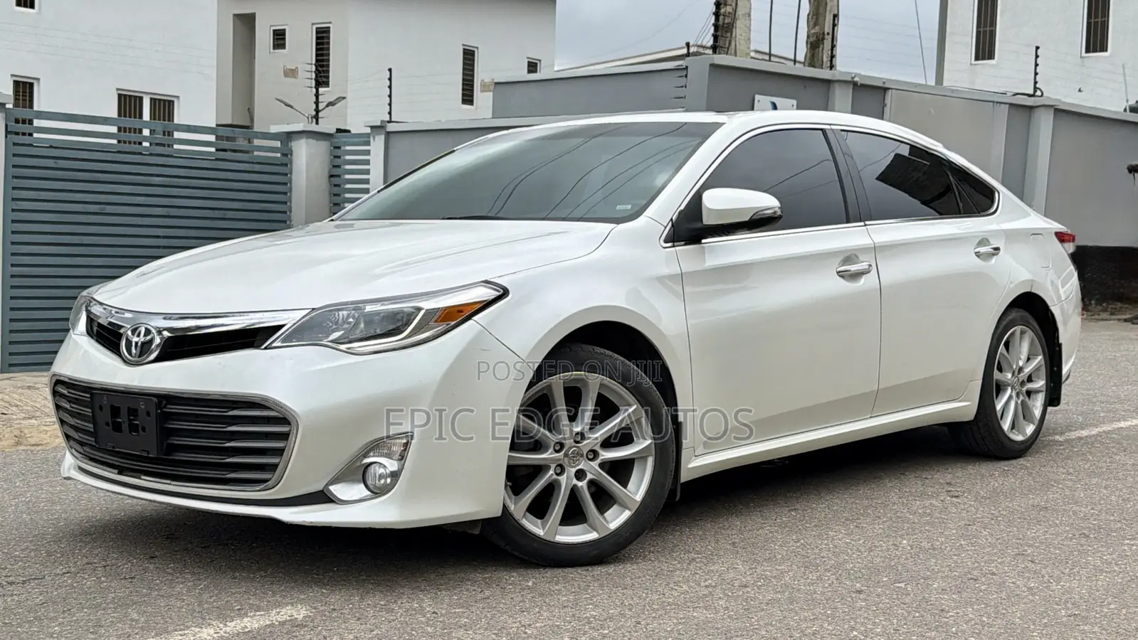 Toyota Avalon Limited 4dr Sedan (3.5L 6cyl 6A) 2014 White