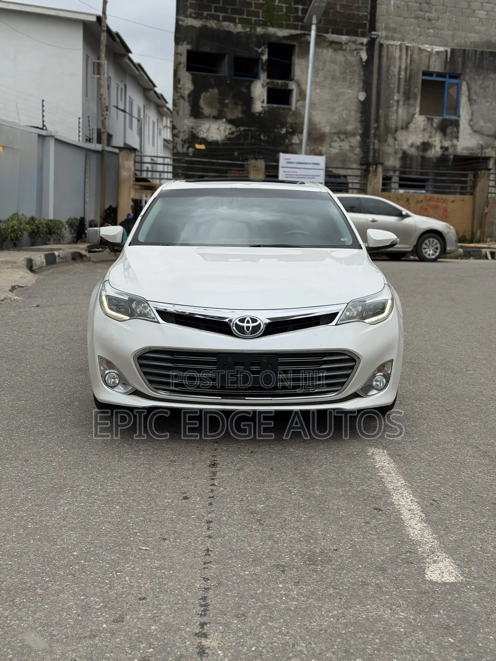 Toyota Avalon Limited 4dr Sedan (3.5L 6cyl 6A) 2014 White