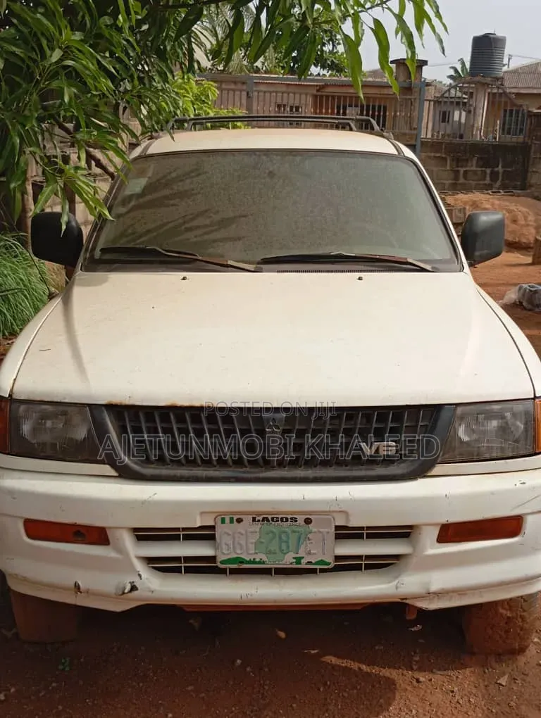 Mitsubishi Montero 2003 White
