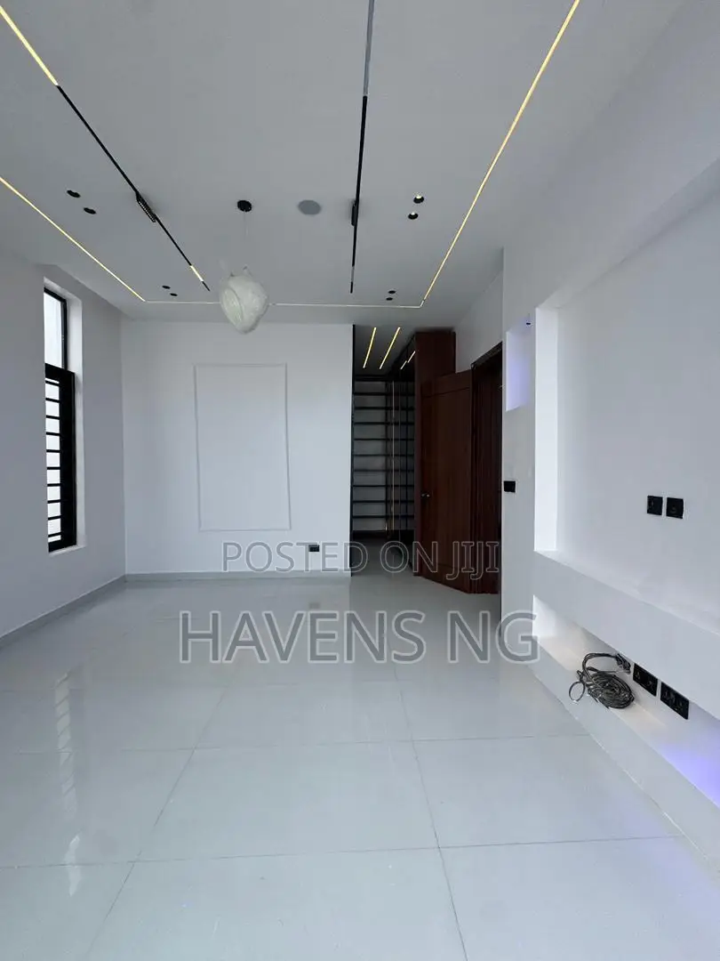4bdrm Duplex in Ikota for sale