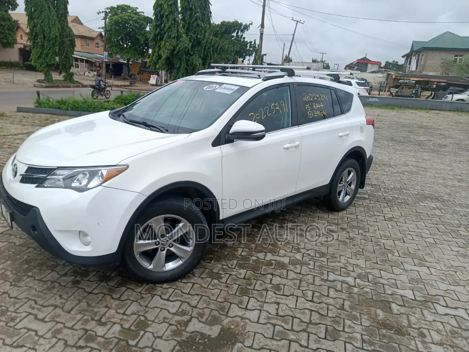 Toyota RAV4 XLE AWD (2.5L 4cyl 6A) 2016 White