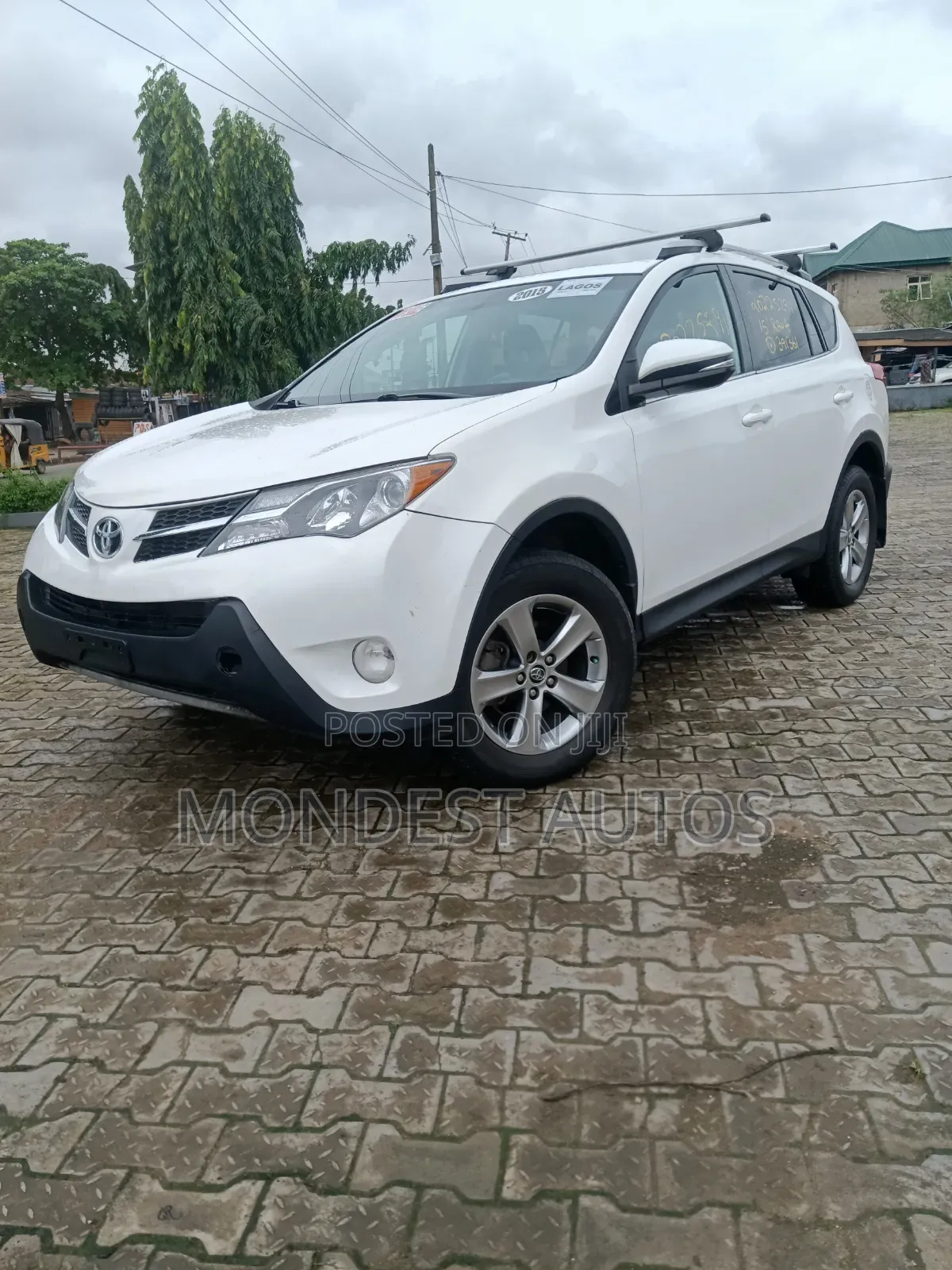 Toyota RAV4 XLE AWD (2.5L 4cyl 6A) 2016 White