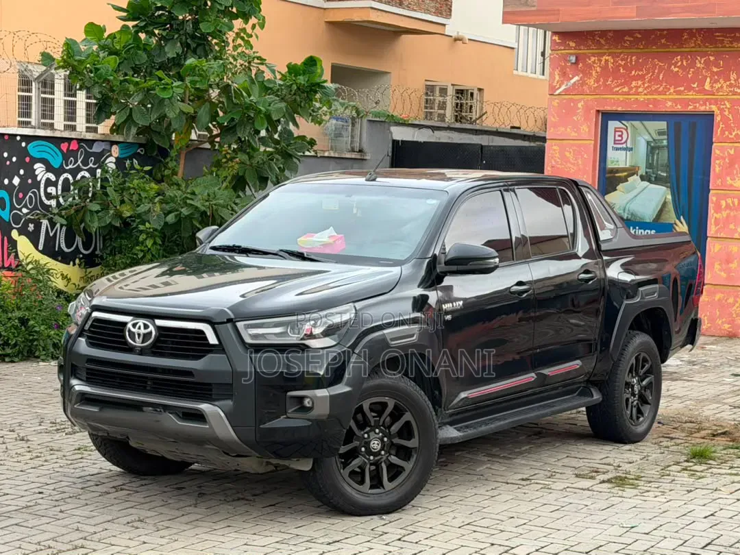 Toyota Hilux 2024 Black
