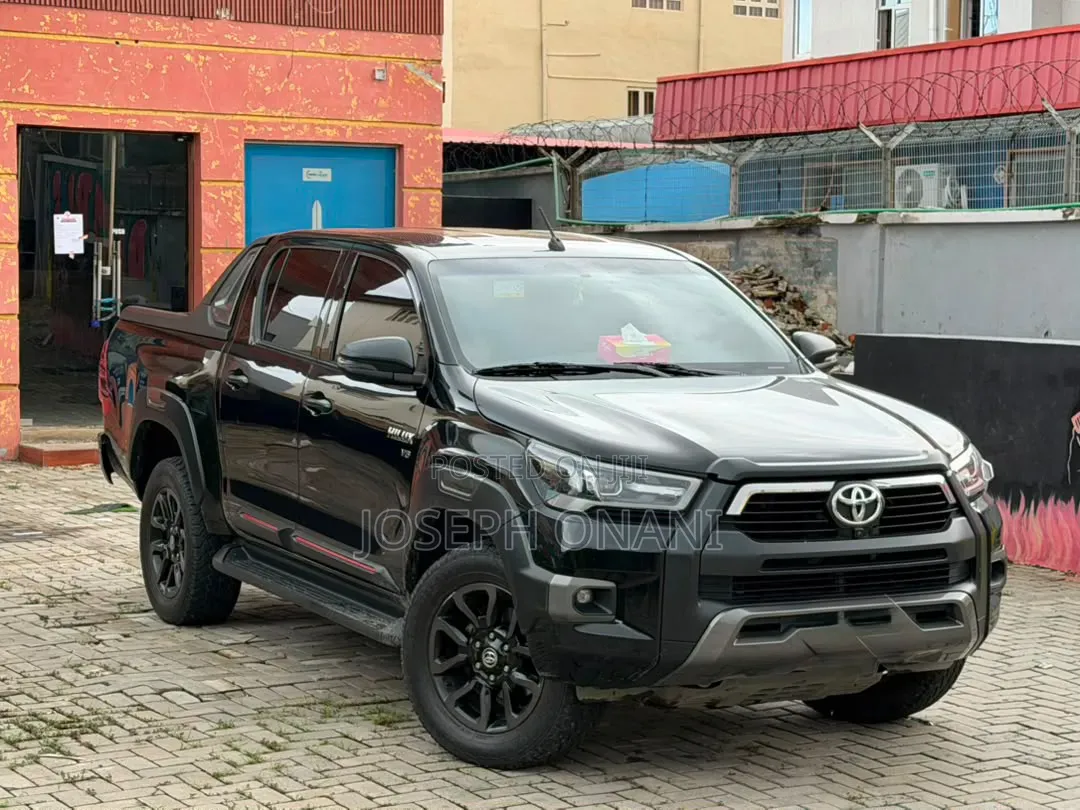 Toyota Hilux 2024 Black