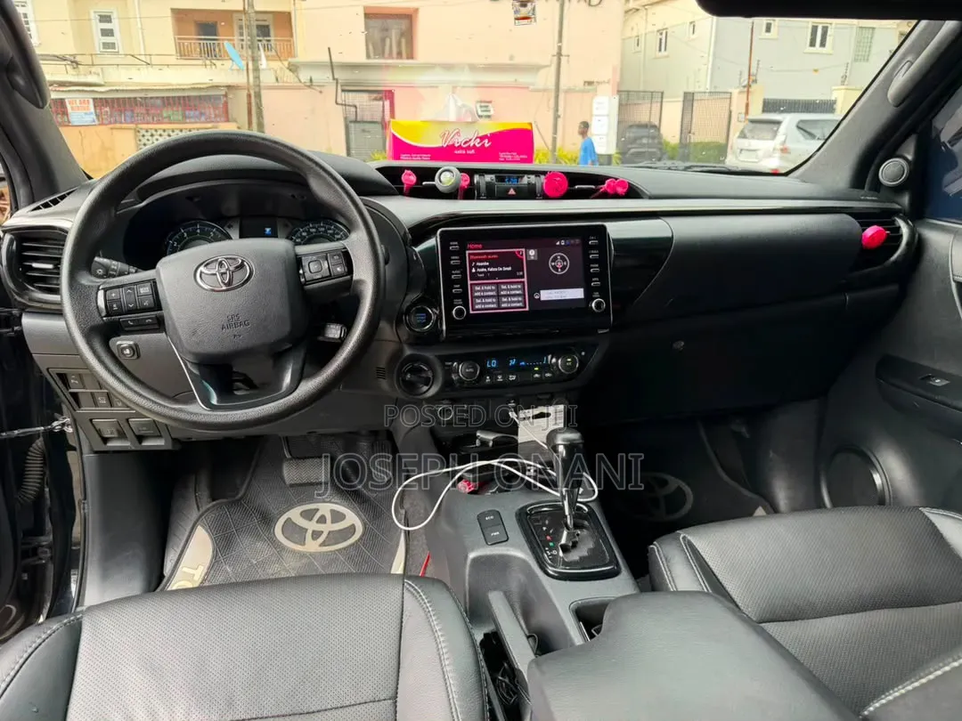 Toyota Hilux 2024 Black