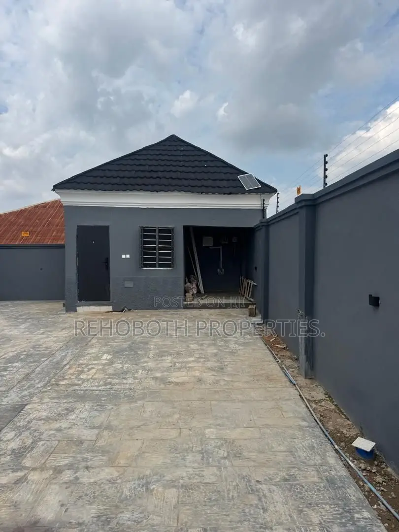 3bdrm Bungalow in Prime Estate Elebu, Akala Express for rent