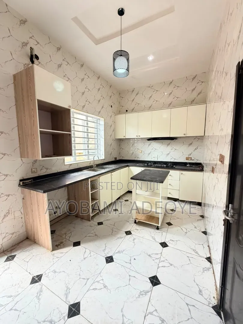 Mini Flat in Thomas Estate for rent
