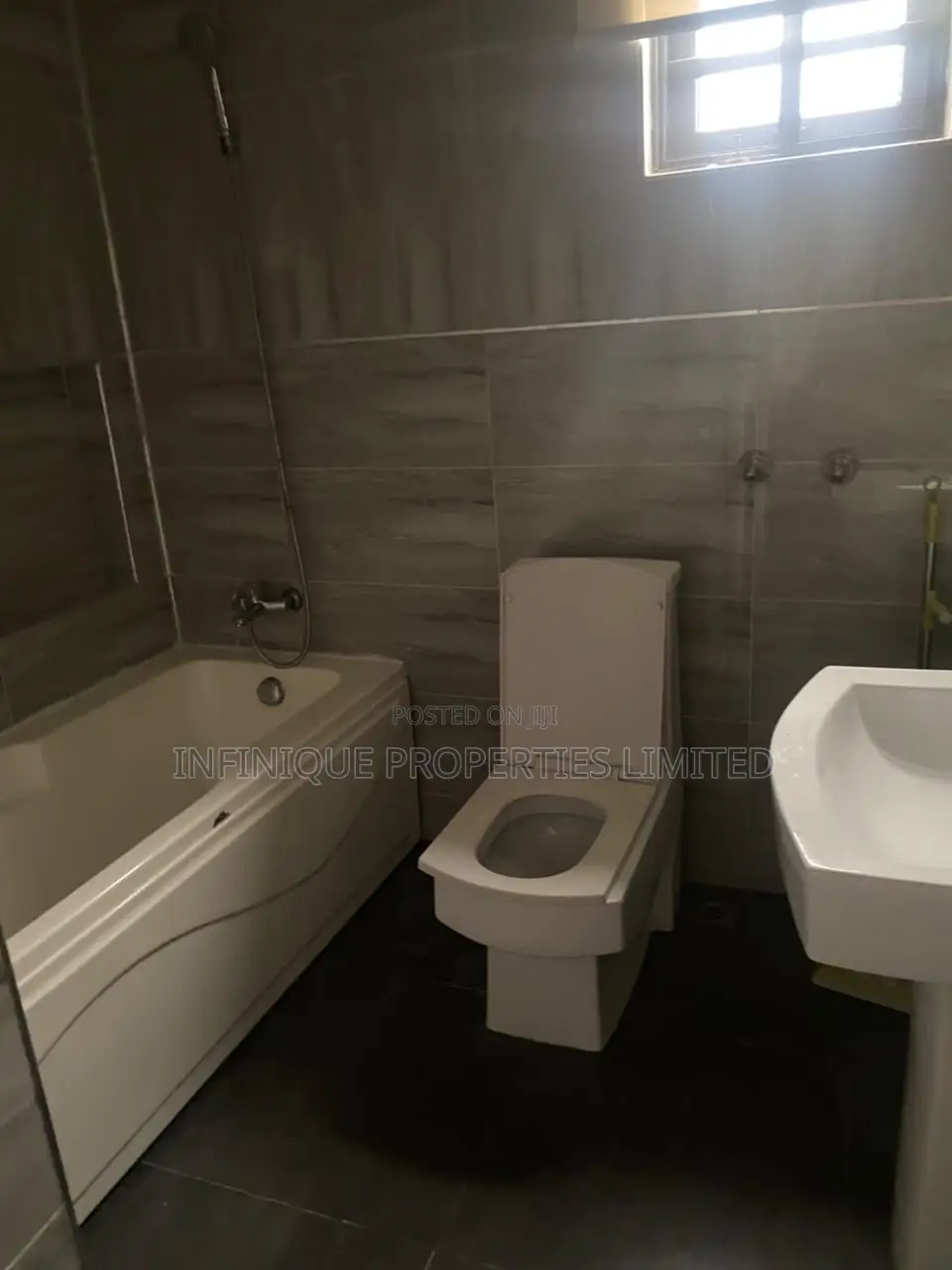 5bdrm Duplex in Pinnock Beach Estate, Osapa london for rent