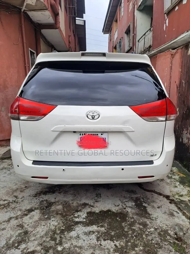 Toyota Sienna XLE AWD 7-Passenger 2013 White