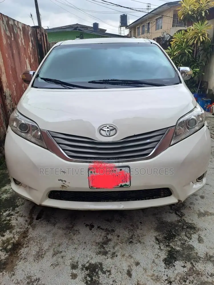 Toyota Sienna XLE AWD 7-Passenger 2013 White