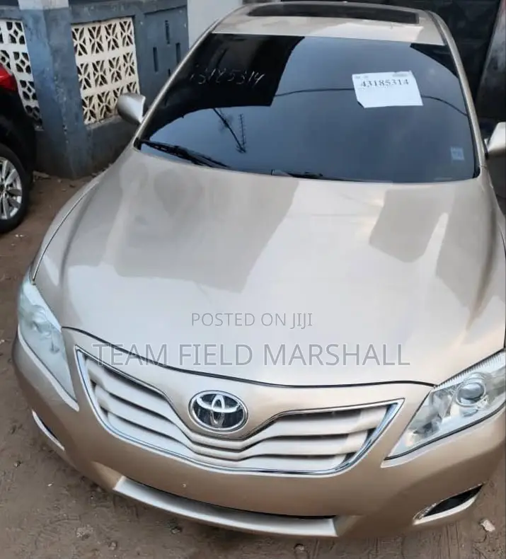 Toyota Camry LE 4dr Sedan (2.5L 4cyl 6AM) 2010 Gold