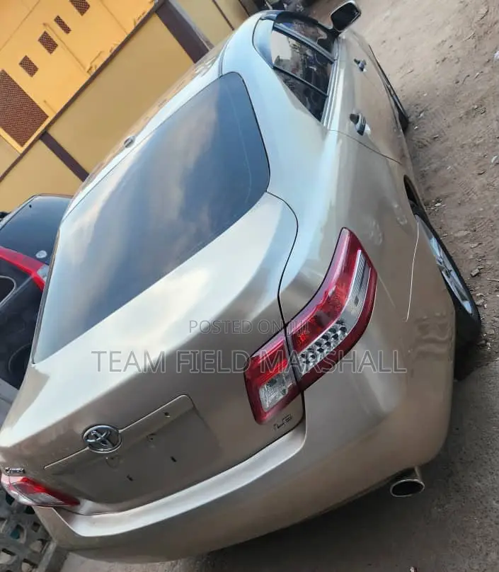Toyota Camry LE 4dr Sedan (2.5L 4cyl 6AM) 2010 Gold