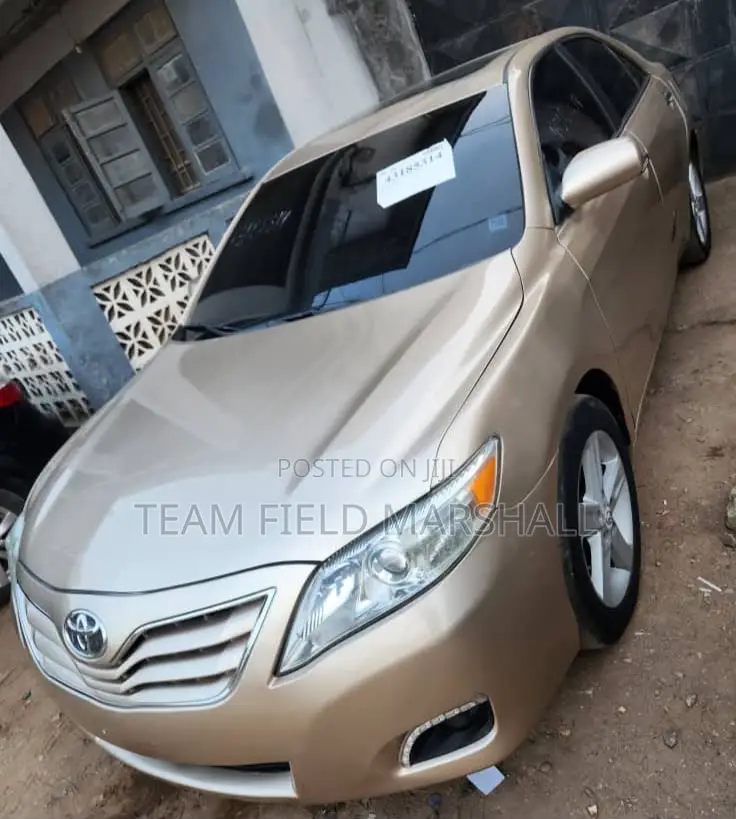 Toyota Camry LE 4dr Sedan (2.5L 4cyl 6AM) 2010 Gold