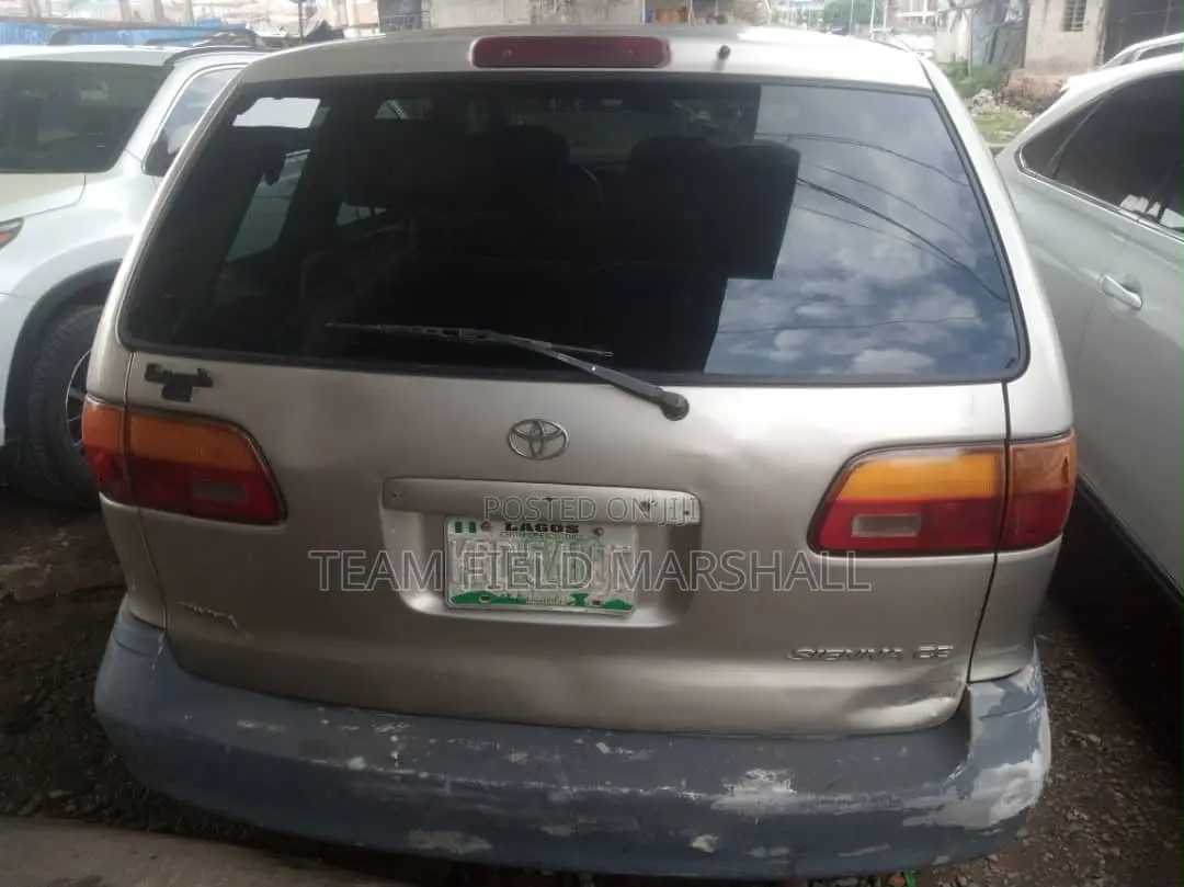 Toyota Sienna CE & 1 hatch 2000 Gold